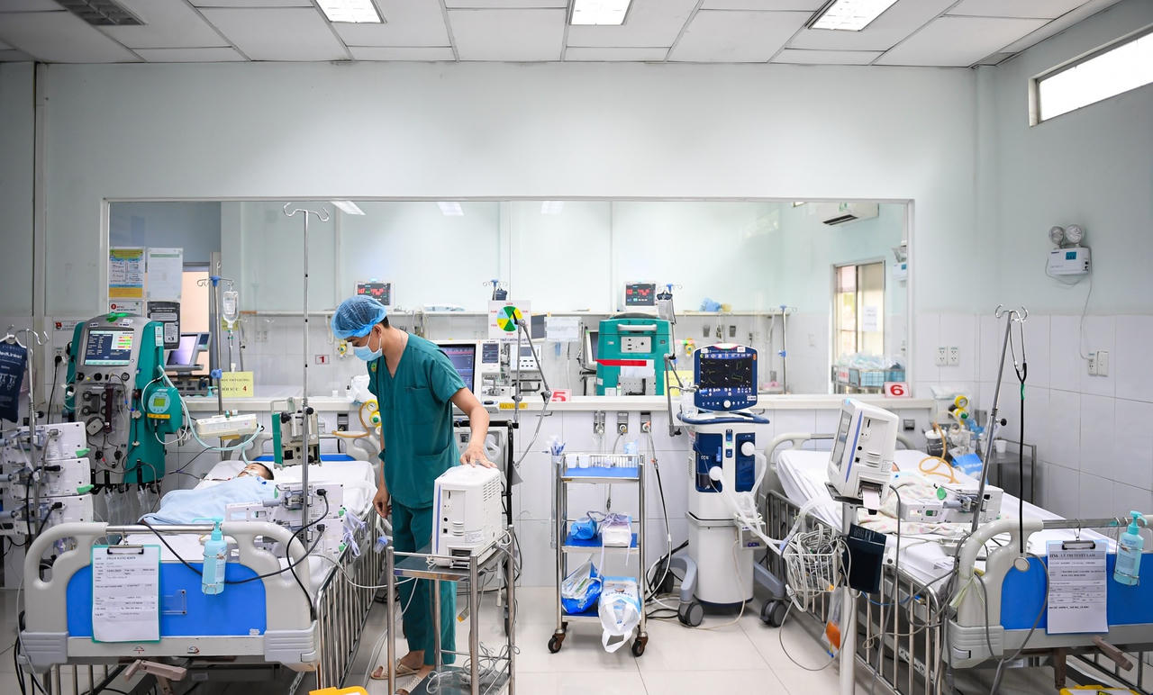 Bên trong Khoa Hồi sức tích cực Bệnh viện Nhi đồng 2 TP HCM điều trị bệnh nhi sốt xuất huyết. (Ảnh: Nguyễn Huế/vietnamnet.vn)