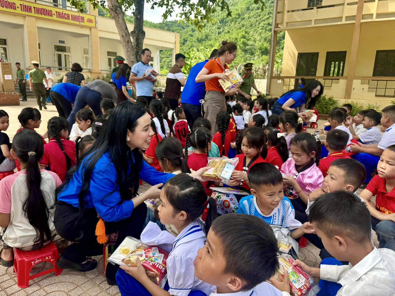 “Hành trình theo chân Bác” lan tỏa yêu thương nơi vùng biên giới Nghệ An