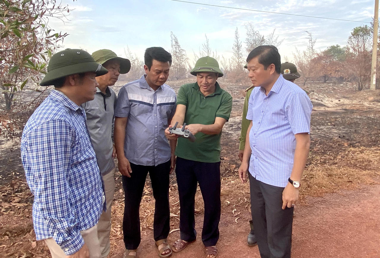 Chủ tịch UBND tỉnh Quảng Trị Lê Hồng Vinh cùng lãnh đạo các sở, ngành kiểm tra hiện trường vụ cháy rừng ven biển tại xã Ninh Châu.(Ảnh H.N)
