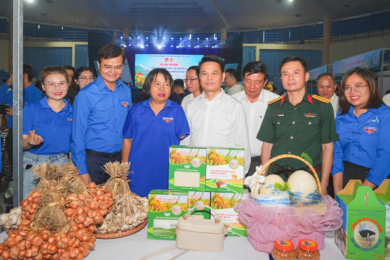 Các đại biểu tham quan gian hàng của thanh niên.