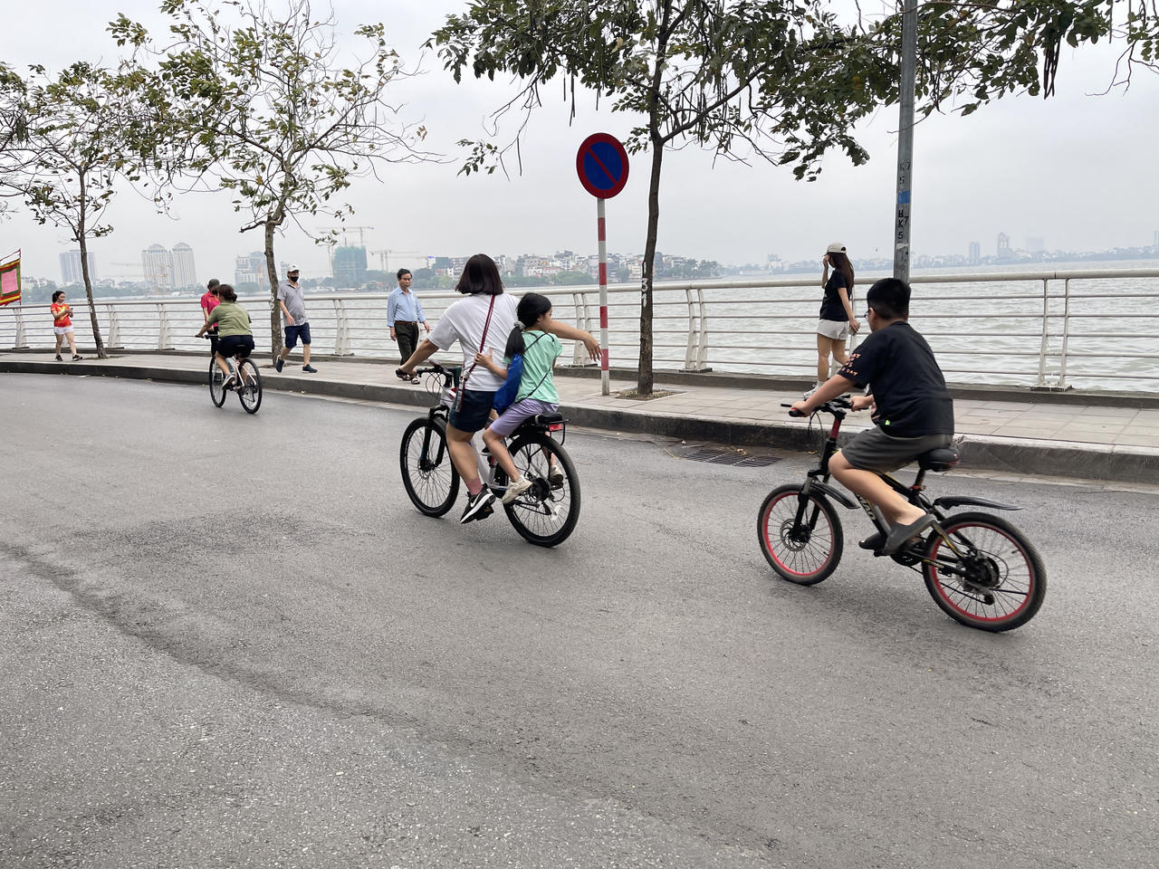 Không gian xanh của Hồ Tây luôn là lựa chọn tốt để các bạn trẻ đạp xe và đi dạo...