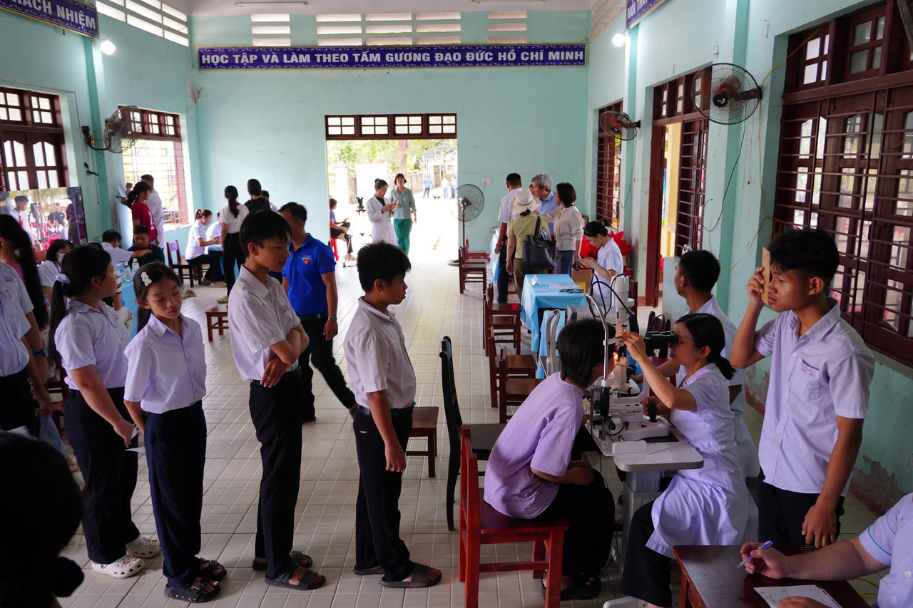 Khám sức khỏe, tư vấn và cấp phát thuốc miễn phí cho 300 trẻ em và 200 người dân thuộc gia đình chính sách, hộ nghèo trong khuôn khổ hoạt động của chương trình.