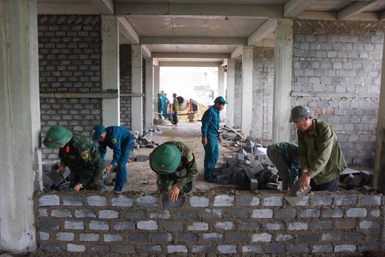 300 cán bộ, chiến sĩ chung tay dựng trường liên cấp vùng biên Quảng Trị