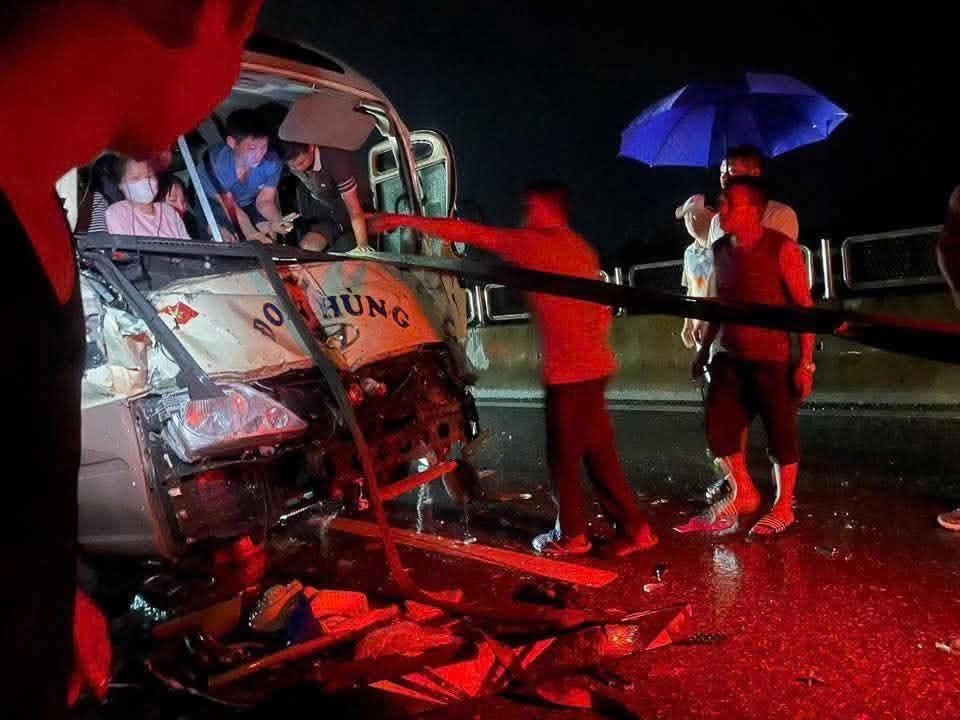 Va chạm liên hoàn trên cao tốc Tuyên Quang - Phú Thọ, nhiều người bị thương