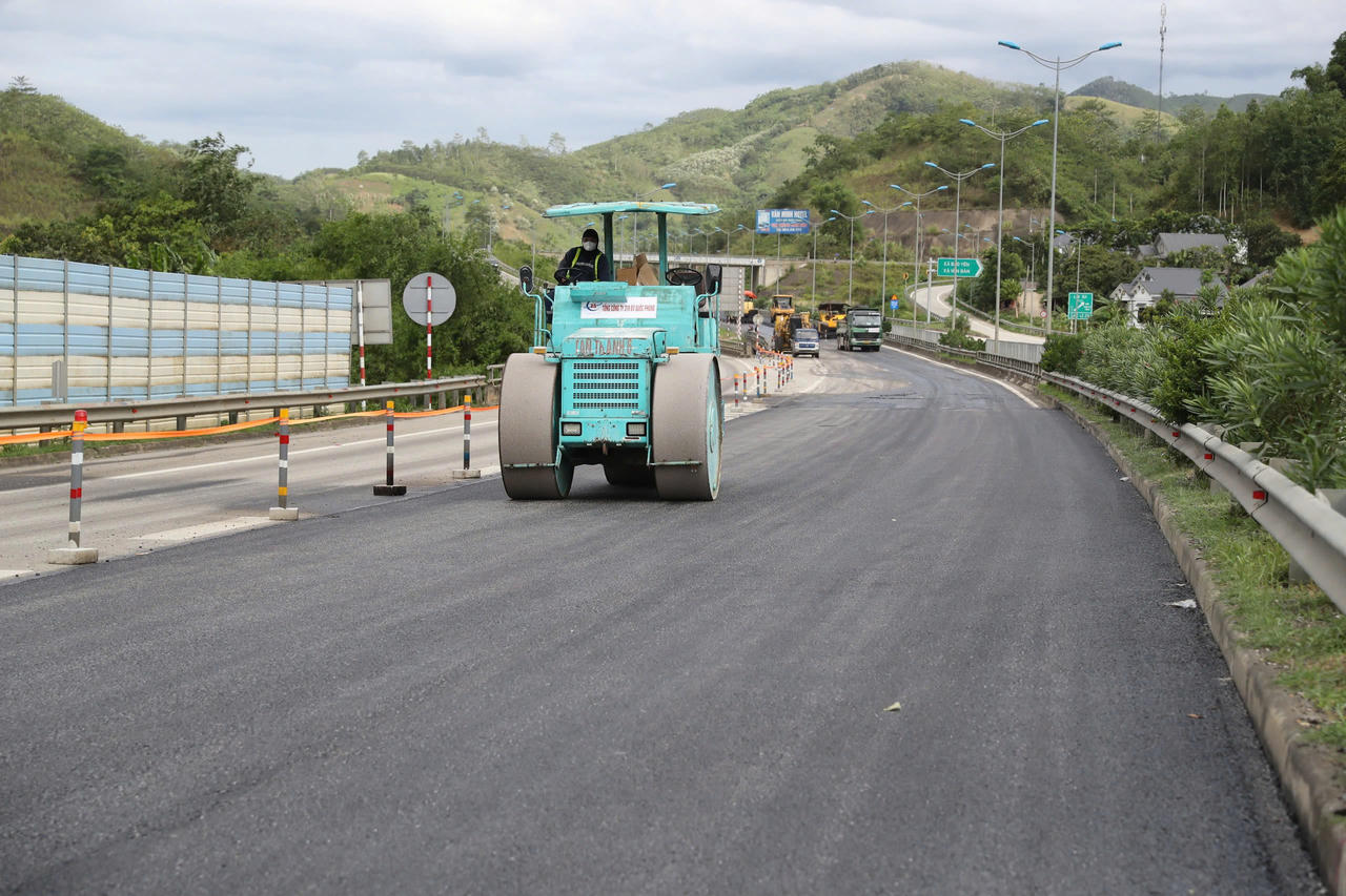 Dự án mở rộng cao tốc Nội Bài - Lào Cai: Tăng tốc thi công, hướng tới thông xe cuối năm 2026
