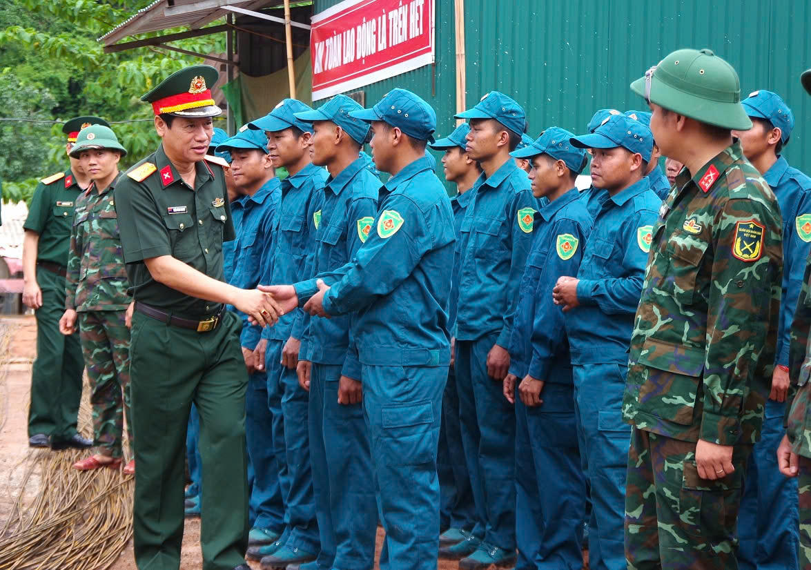 300 cán bộ, chiến sĩ chung tay dựng trường liên cấp vùng biên Quảng Trị