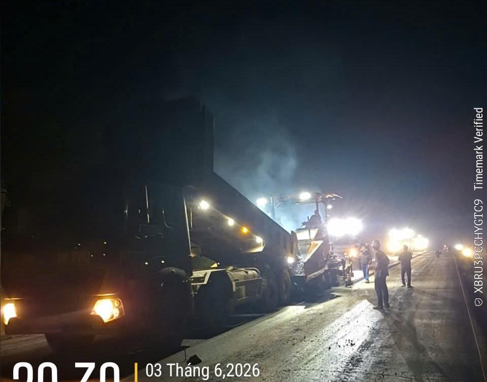 Công nhân thi công xuyên đêm tại một hạng mục trên Dự án mở rộng cao tốc Nội Bài - Lào Cai nhằm tận dụng thời tiết thuận lợi, đẩy nhanh tiến độ thi công.