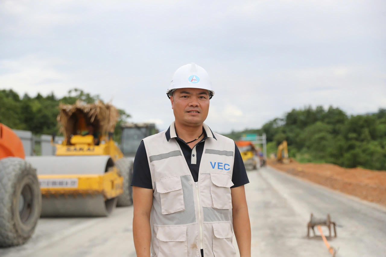 Anh Bùi Trung Hiếu, cán bộ Ban Quản lý dự án các đường cao tốc phía Bắc (VEC), cho biết để bảo đảm tiến độ, các đơn vị thi công duy trì làm việc liên tục cả ngày lẫn đêm. Theo kế hoạch, dự án phấn đấu hoàn thành các hạng mục chính và tổ chức thông xe kỹ thuật vào đầu tháng 11/2026, tạo tiền đề cho việc hoàn thiện các công việc còn lại trước khi đưa công trình vào khai thác.
