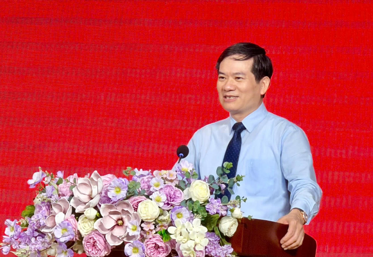 Ông Vũ Quyết Tiến - Phó Bí thư Tỉnh ủy Quảng Ninh, Chủ tịch Ủy ban MTTQ tỉnh,&nbsp;phát biểu tại lễ khai giảng.
