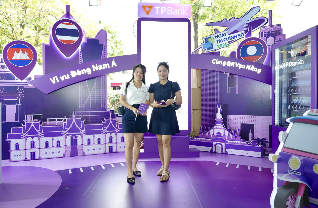 Khách hàng trải nghiệm QR vạn năng