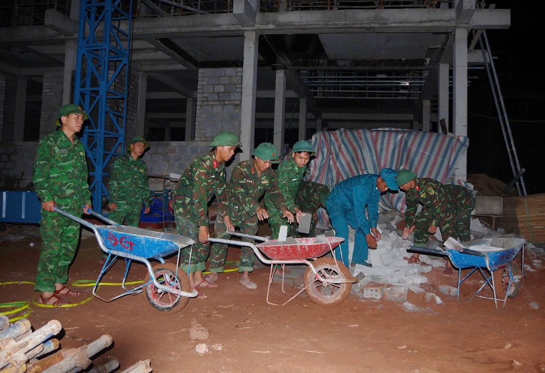 300 cán bộ, chiến sĩ chung tay dựng trường liên cấp vùng biên Quảng Trị