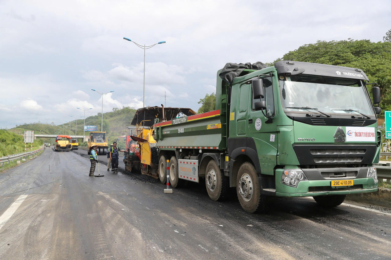 Xe thảm nhựa, xe lu và phương tiện vận chuyển vật liệu phối hợp thi công lớp mặt đường trên tuyến cao tốc Nội Bài - Lào Cai mở rộng, góp phần đẩy nhanh tiến độ các hạng mục trọng điểm.