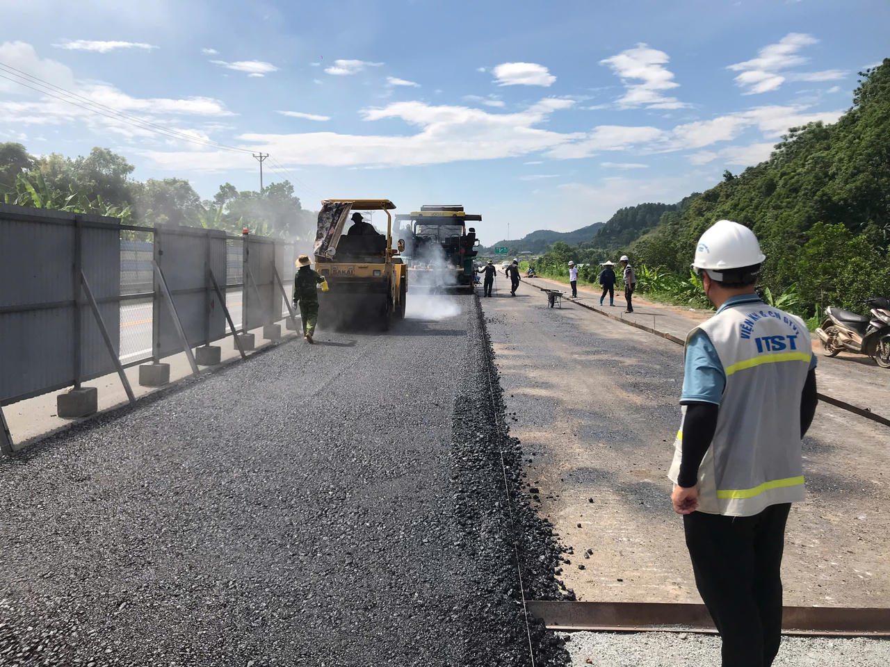 Trên toàn tuyến, các nhà thầu đang huy động tối đa nhân lực, vật tư, thiết bị để tổ chức thi công đồng loạt nhiều hạng mục.