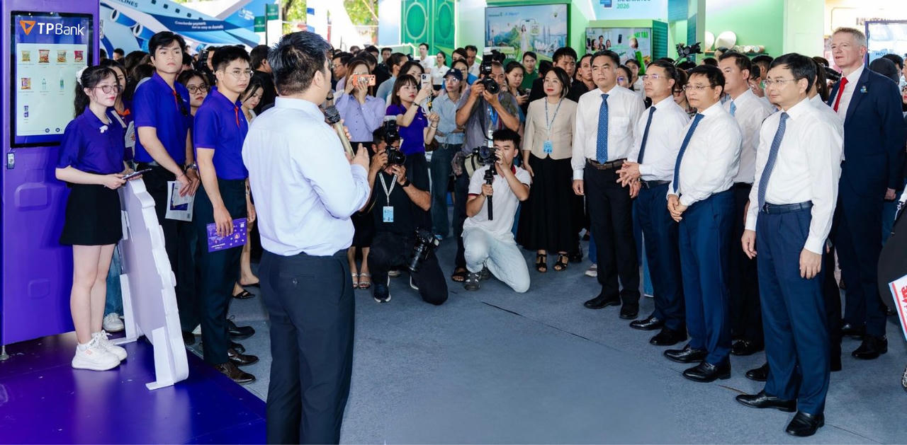 Các lãnh đạo nghe TPBank thuyết trình về&nbsp;giải pháp kết nối QR xuyên biên giới tại sự kiện.