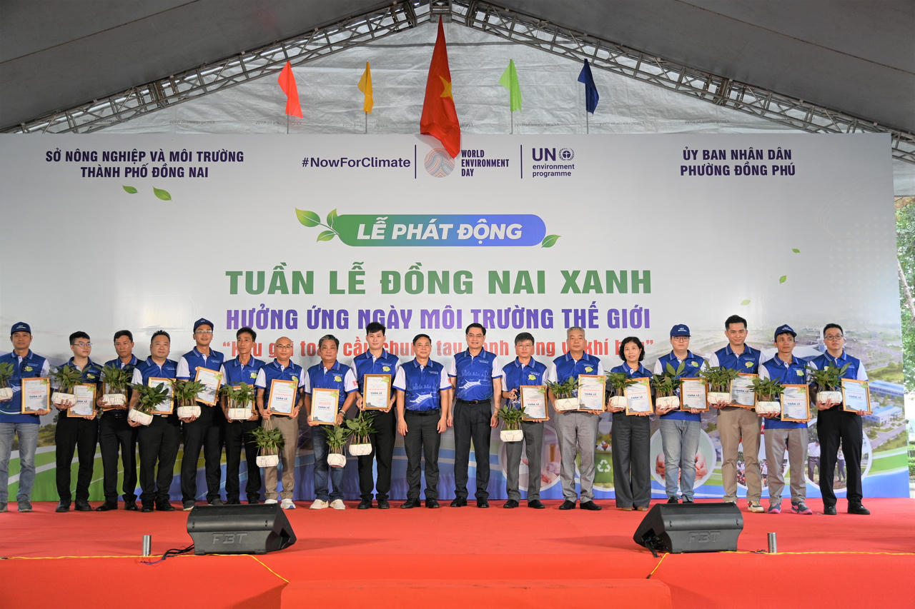 Đại diện Vedan (thứ 1 phải qua) nhận cây và thư cảm ơn của Lãnh đạo Sở NN-MT trao tặng các doanh nghiệp có nhiều đóng góp tích cực trong công tác bảo vệ môi trường tại buổi lễ.