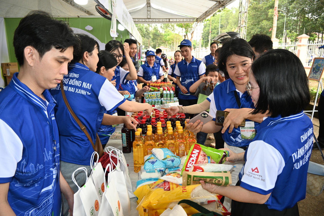 Người dân tham gia Chương trình “Thu đổi chất thải lấy quà tặng” ngay tại buổi lễ.