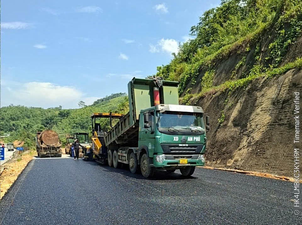 Đồng thời, công trình sẽ góp phần giảm áp lực giao thông, nâng cao năng lực vận chuyển hàng hóa, thúc đẩy phát triển kinh tế - xã hội, du lịch và hoạt động xuất nhập khẩu của các địa phương trong khu vực, đặc biệt là tỉnh Lào Cai và các tỉnh vùng Tây Bắc.
