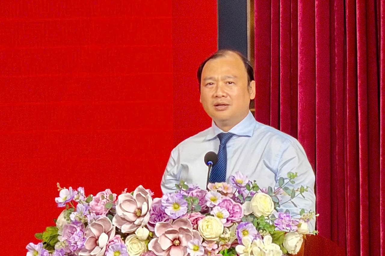Phó Giáo sư, Tiến sĩ Lê Hải Bình, Ủy viên Trung ương Đảng, Phó Giám đốc Thường trực Học viện Chính trị quốc gia Hồ Chí Minh, phát biểu tại lễ khai giảng.