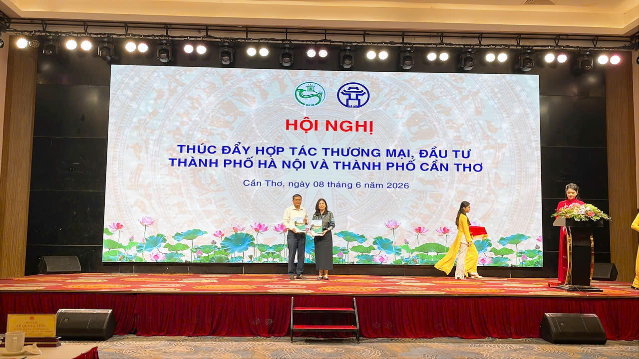 Trao quà lưu niệm giữa các đơn vị