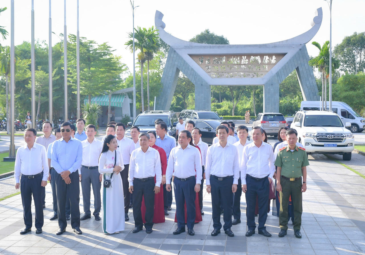 Lãnh đạo TP Hà Nội và TP Cần Thơ dâng hương tưởng niệm các Vua Hùng.