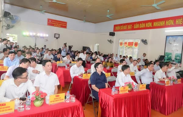 Các đại biểu tham dự buổi lễ.