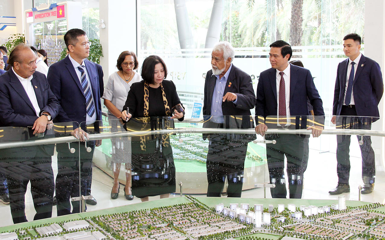 Thủ tướng Timor-Leste Kay Rala Xanana Gusmão và Phó Chủ tịch UBND tỉnh Lê Xuân Lợi cùng các đại biểu chụp ảnh lưu niệm tại khu trưng bày sa bàn KCN VSIP Bắc Ninh.