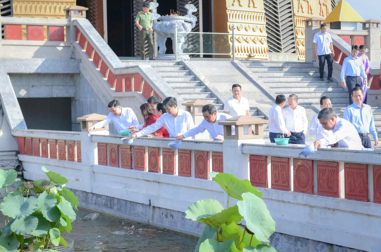 Hoạt động dâng hương thể hiện đạo lý “Uống nước nhớ nguồn”, tri ân công đức các Vua Hùng và các thế hệ tiền nhân.