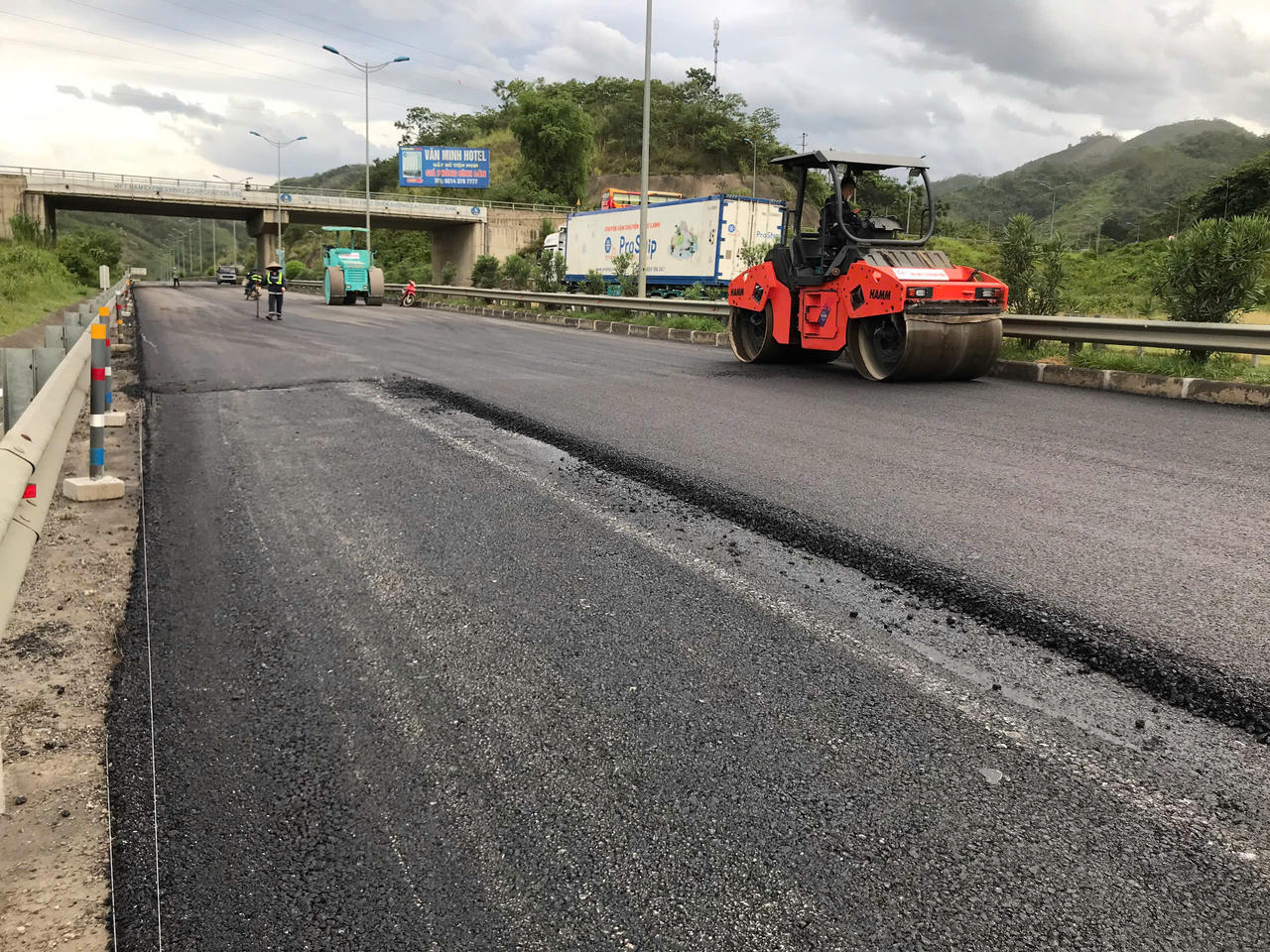 Nhiều máy móc, thiết bị hoạt động liên tục 24/24 giờ trên công trường, góp phần rút ngắn thời gian thi công các hạng mục trọng điểm.