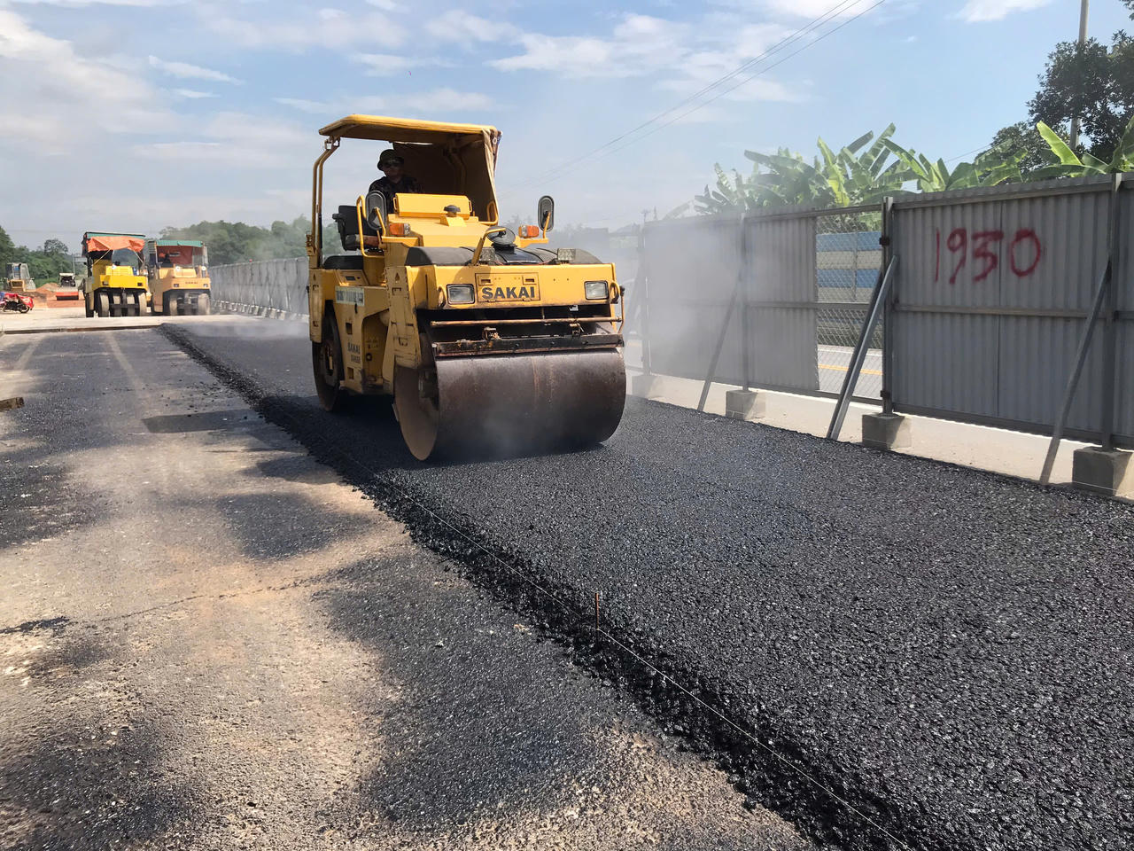 Máy móc, thiết bị hiện đại được huy động tối đa phục vụ thi công các hạng mục nền đường.