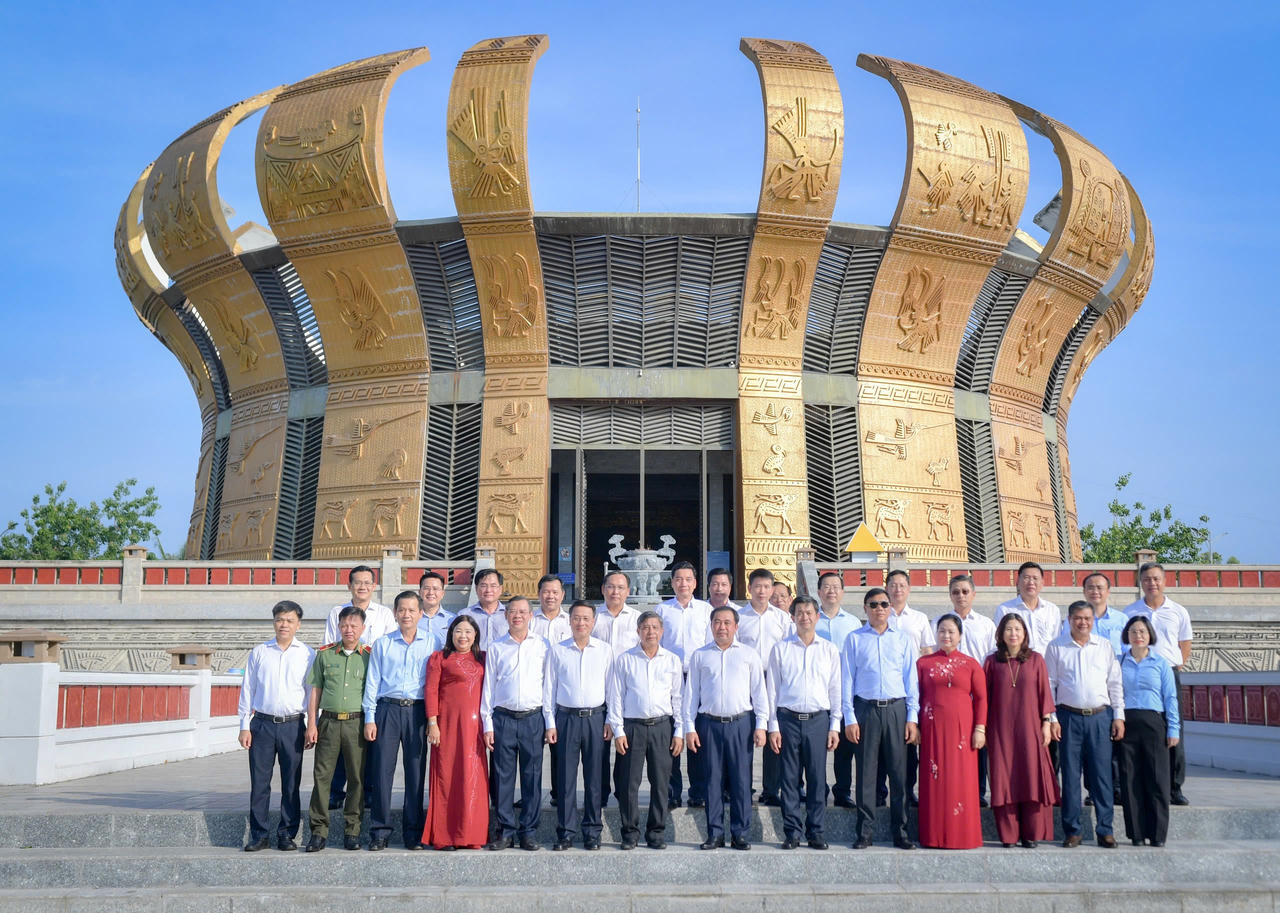 Các đại biểu chụp ảnh lưu niệm.&nbsp;