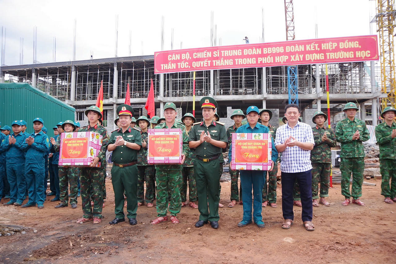 300 cán bộ, chiến sĩ chung tay dựng trường liên cấp vùng biên Quảng Trị
