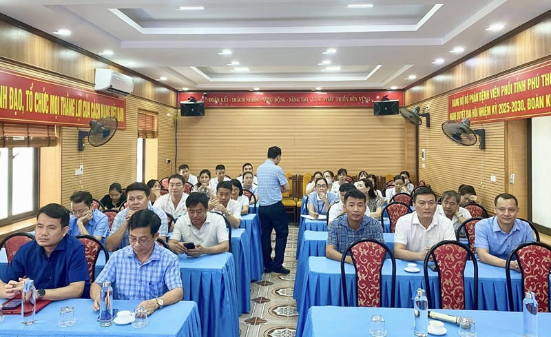 Lãnh đạo các khoa, phòng cùng đông đảo cán bộ, viên chức và người lao động của Bệnh viện Phổi tỉnh Phú Thọ tham dự hội nghị (Ảnh: BV Phổi tỉnh Phú Thọ)
