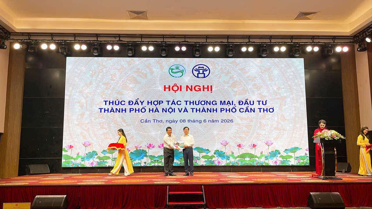 Trao quà lưu niệm giữa các đơn vị