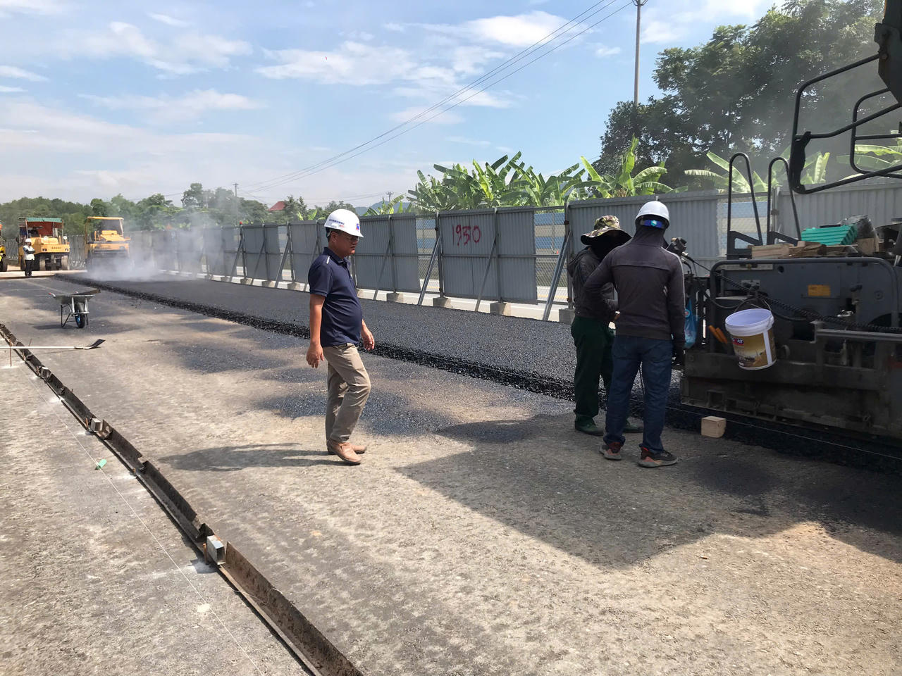 Tại các vị trí nền đường, cầu, cống thoát nước và công trình phụ trợ, tiếng máy xúc, máy lu, máy ủi cùng các phương tiện vận chuyển vật liệu hoạt động liên tục, tạo nên không khí lao động sôi nổi.