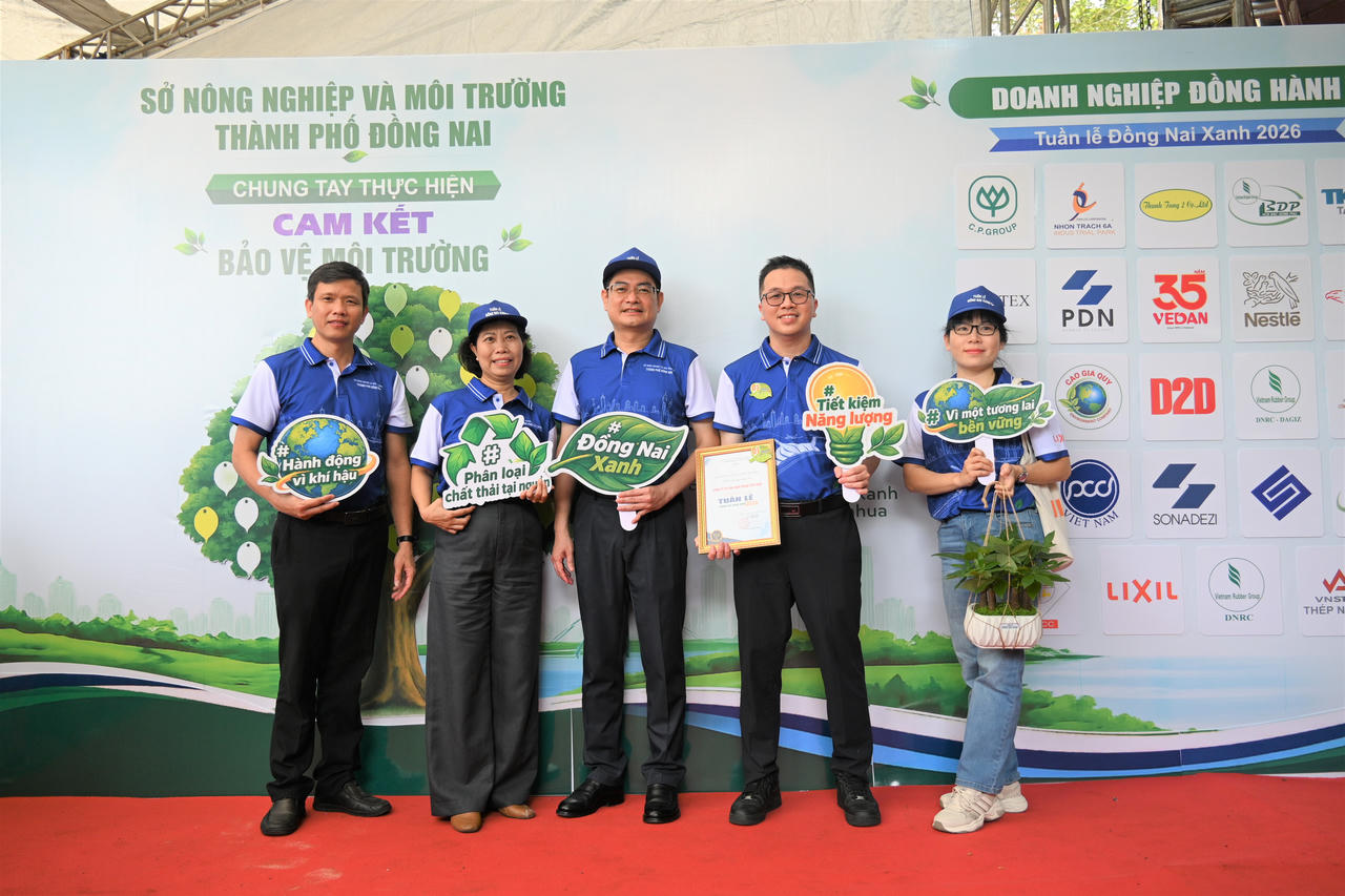 Lãnh đạo Sở Nông nghiệp và Môi trường, địa phương cùng cam kết hành động bảo vệ môi trường.