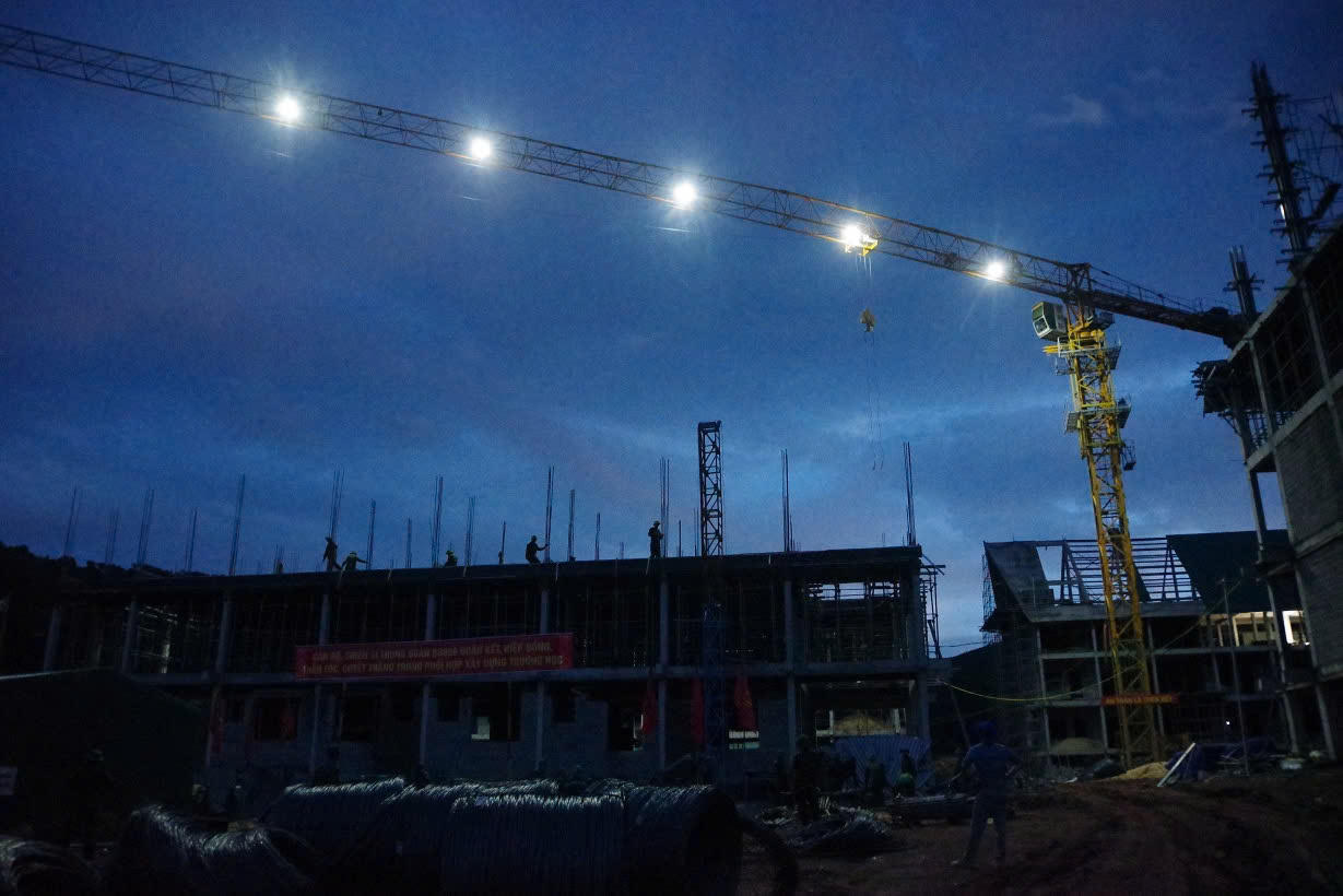300 cán bộ, chiến sĩ chung tay dựng trường liên cấp vùng biên Quảng Trị
