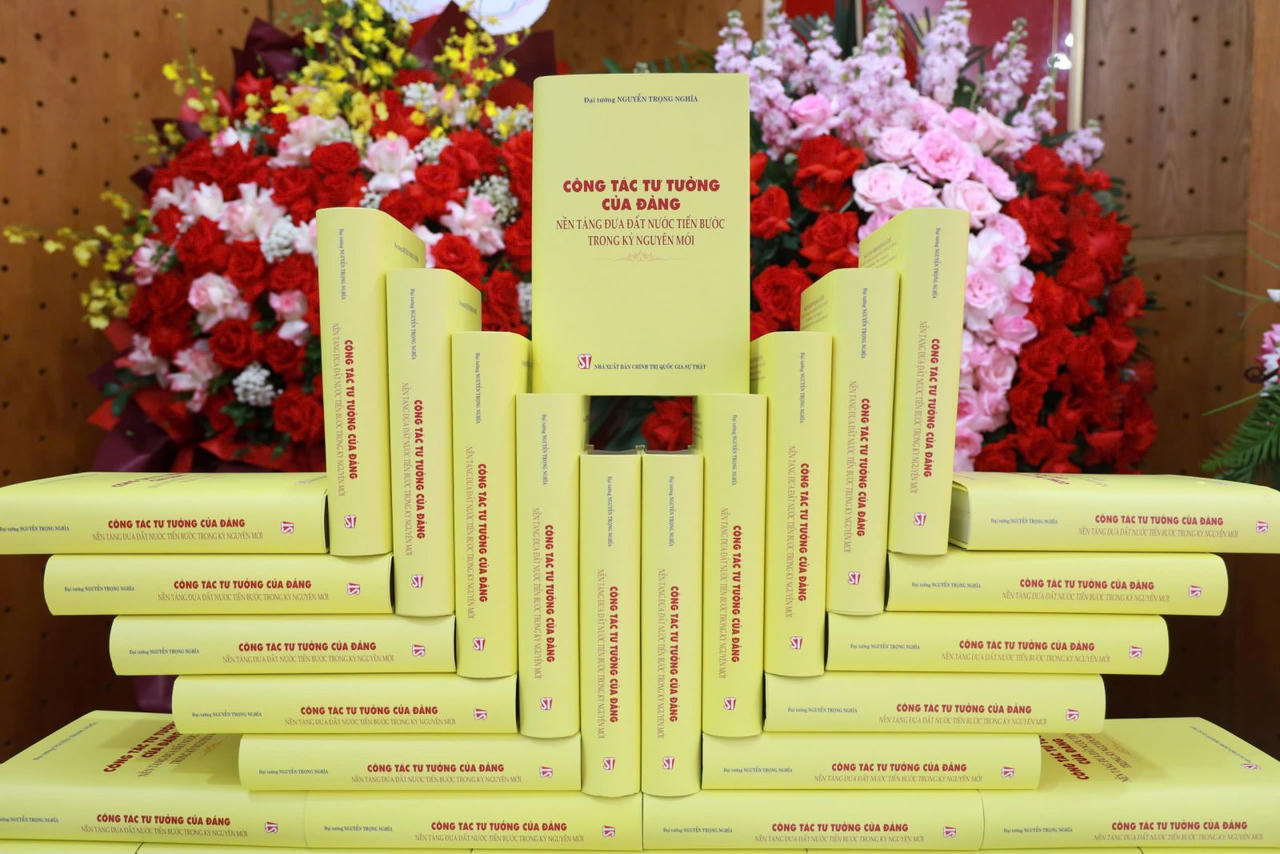 Ra mắt cuốn sách 'Công tác tư tưởng của Đảng - Nền tảng đưa đất nước tiến bước trong kỷ nguyên mới'