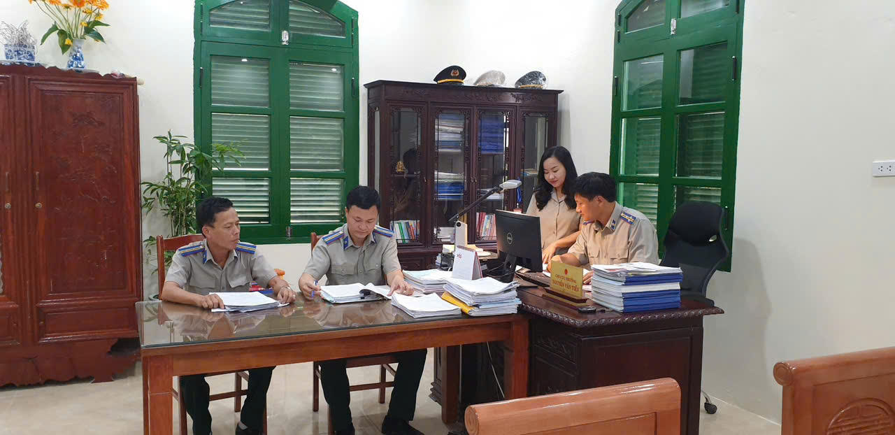 Trước mỗi vụ việc, anh Tiến cùng đồng nghiệp rà soát kỹ hồ sơ, phương án tổ chức thi hành án để hạn chế thấp nhất những tình huống phát sinh ngoài dự kiến. (Ảnh: NVCC).