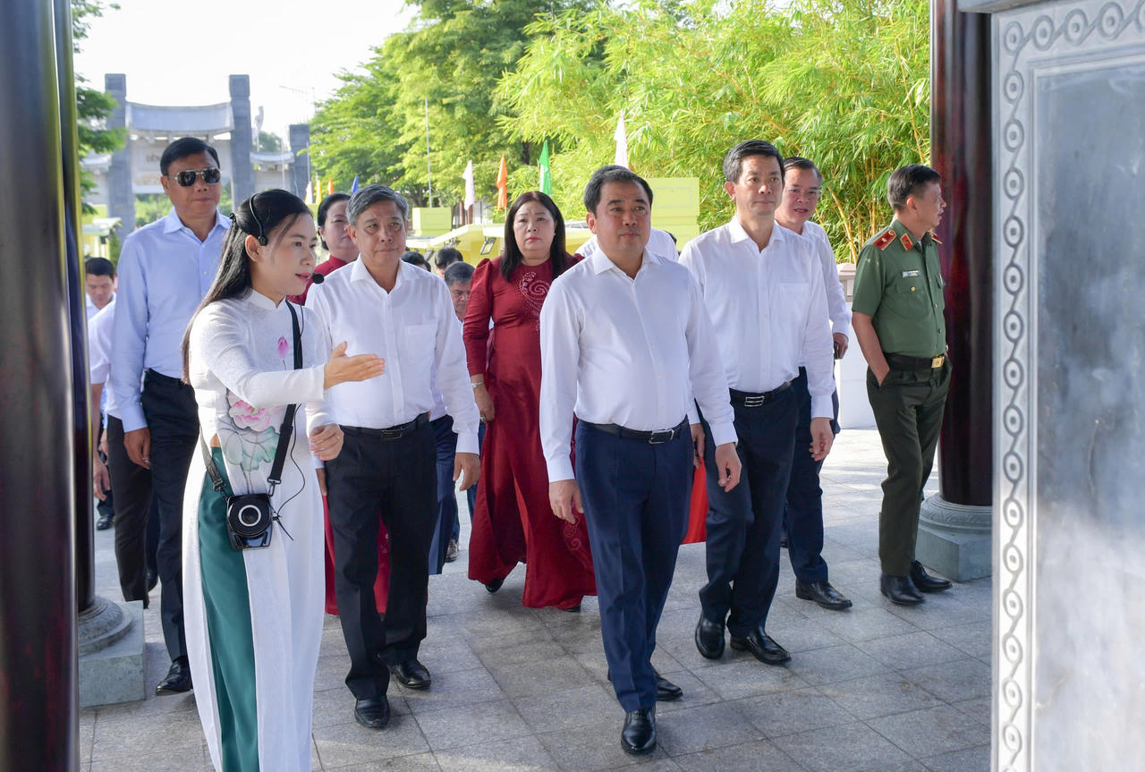Các đại biểu tham dự lễ dâng hương nhân dịp diễn ra Hội nghị thúc đẩy hợp tác thương mại, đầu tư giữa TP Hà Nội và TP Cần Thơ.