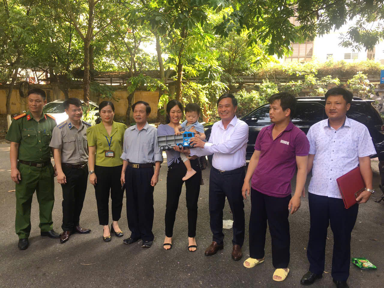 Chấp hành viên Nguyễn Văn Tiến trong buổi thi hành án giao con – một trong những vụ việc đòi hỏi sự kiên trì, mềm dẻo và đặt quyền lợi của trẻ em lên trên hết. (Ảnh: NVCC).