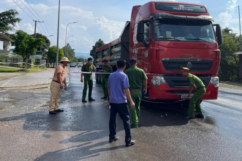 Xe đầu kéo va chạm xe máy trên quốc lộ 20 khiến 2 người tử vong