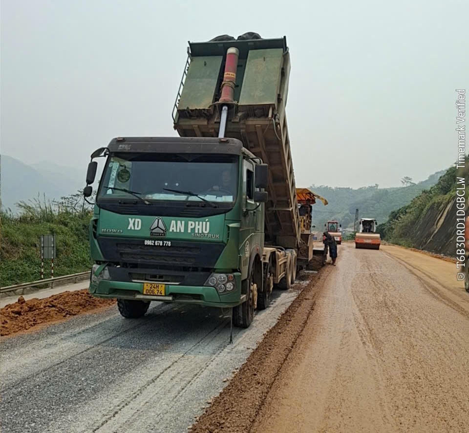 Công trường đang bước vào giai đoạn cao điểm trước mùa mưa lũ. Tất cả các nhà thầu đều duy trì nhịp độ thi công xuyên suốt ngày đêm nhằm tranh thủ thời tiết thuận lợi, hoàn thành các hạng mục theo kế hoạch.