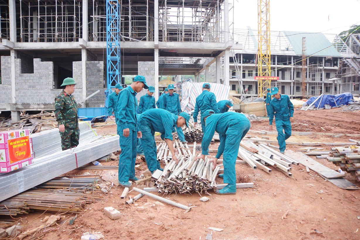 300 cán bộ, chiến sĩ chung tay dựng trường liên cấp vùng biên Quảng Trị