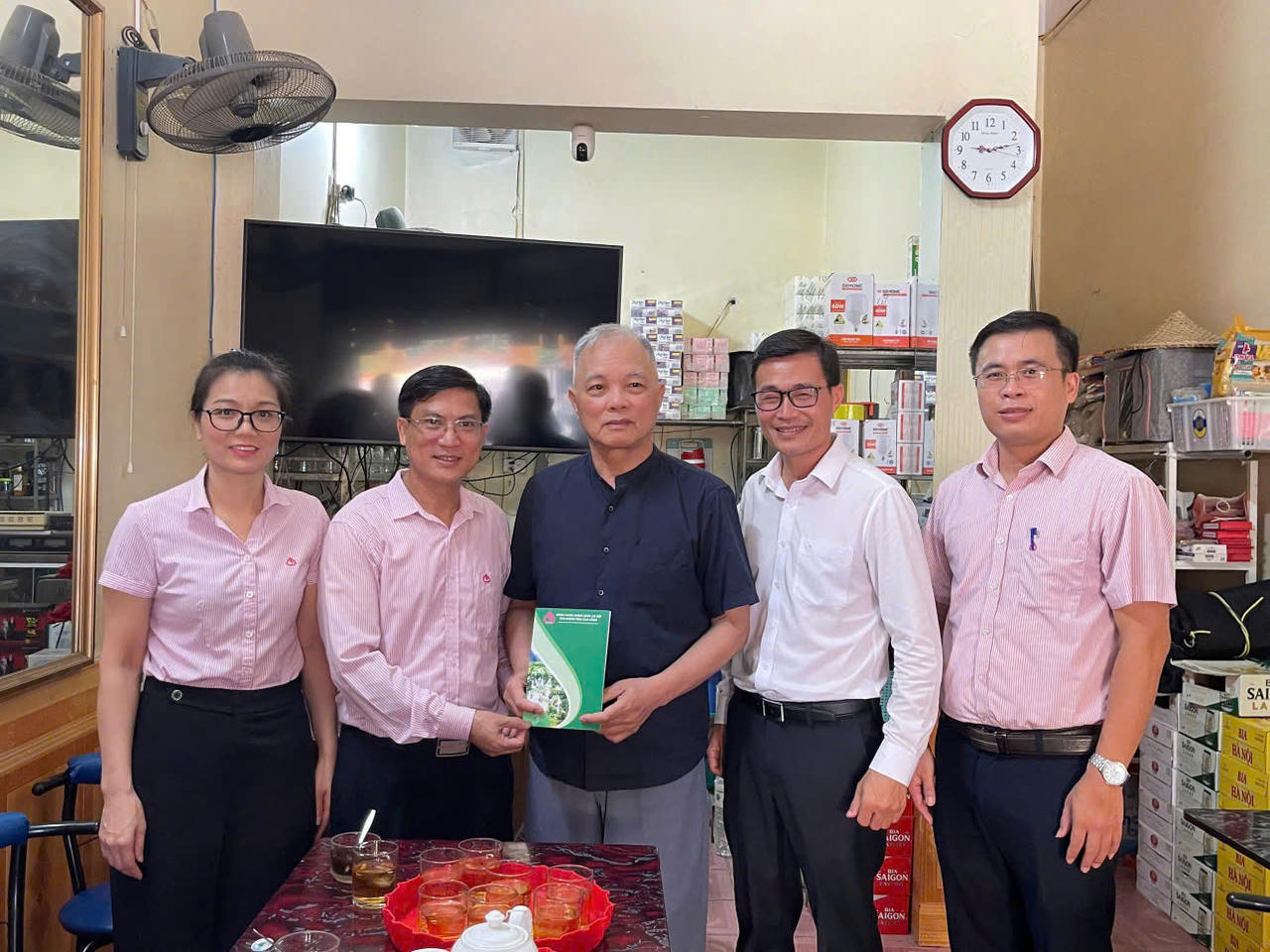 Lãnh đạo và cán bộ NHCSXH tỉnh Cao Bằng và các phòng giao dịch trực thuộc luôn gắn bó, tận tâm hỗ trợ dân sử dụng vốn vay phát triển sản xuất, cải thiện cuộc sống.