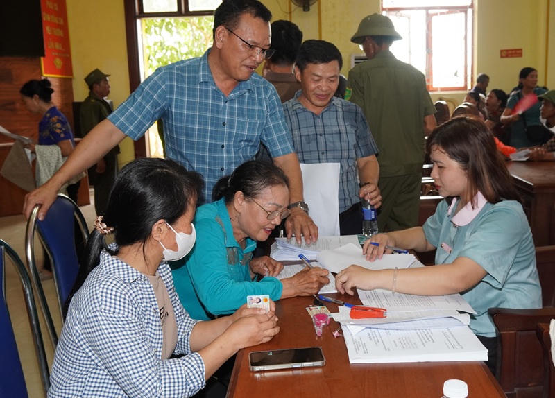Các hộ dân có diện tích đất thuộc phạm vi giải phóng mặt bằng của dự án làm thủ tục nhận kinh phí bồi thường, hỗ trợ (Ảnh: Cổng TTĐT xã Nguyễn Trãi)