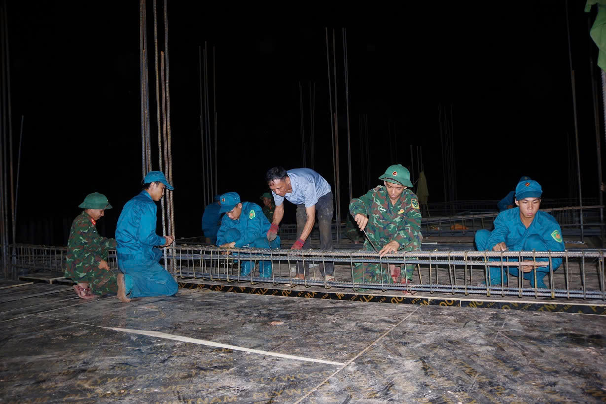 300 cán bộ, chiến sĩ chung tay dựng trường liên cấp vùng biên Quảng Trị