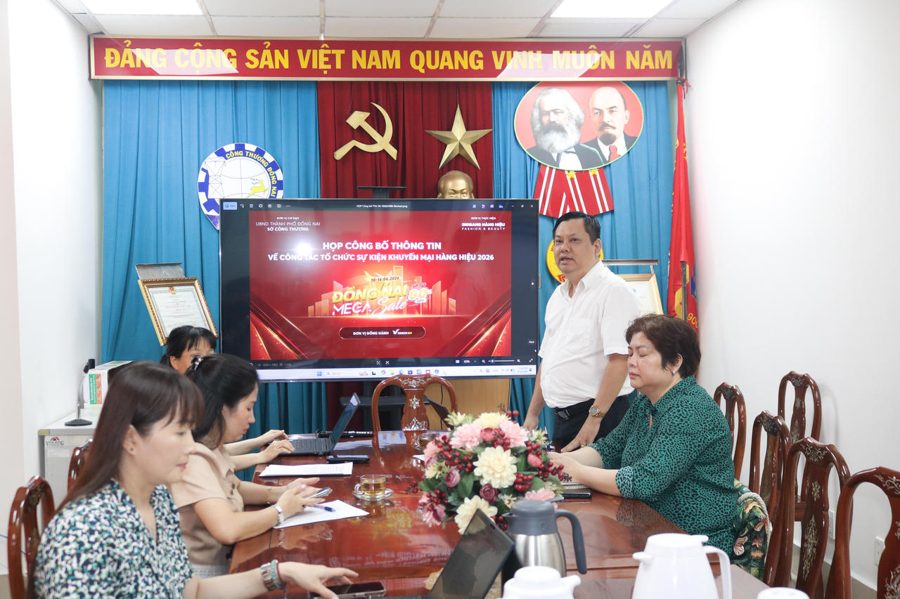 Đại diện của Sở Công Thương TP Đồng Nai thông tin về sự kiện tại hội nghị.