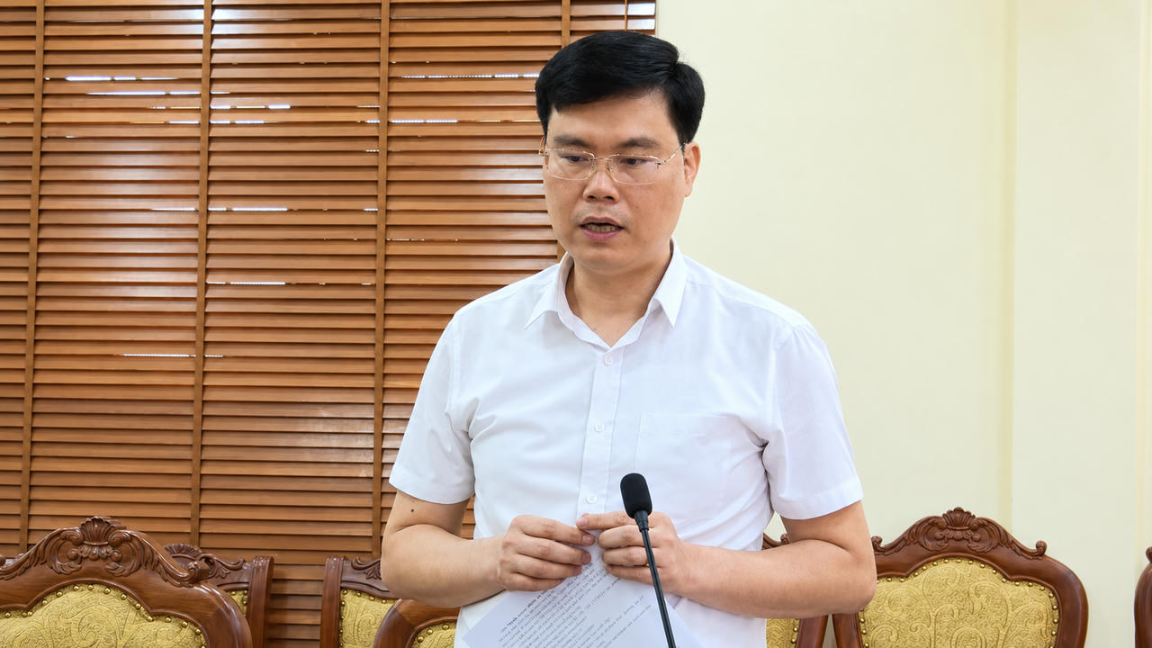 Ông Lê Minh Ngọc - Chủ tịch UBND xã phát biểu, làm rõ những khó khăn, vướng mắc trong quá trình triển khai công tác GPMB trên địa bàn xã Vĩnh Trụ.