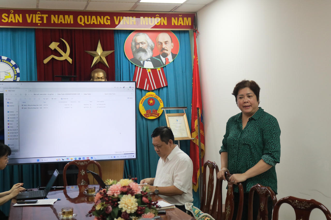 Bà Nguyễn Thị Thanh Hương - Giám đốc Công ty TNHH Thương mại Dịch vụ Bigbang Hàng Hiệu thông tin tại hội nghị.