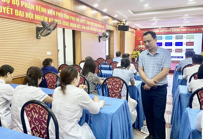 ThS. Trần Anh Vũ, Phòng Quản lý đào tạo sau đại học, Trường Đại học Y - Dược Thái Nguyên thảo luận tại hội nghị (Ảnh: BV Phổi tỉnh Phú Thọ).